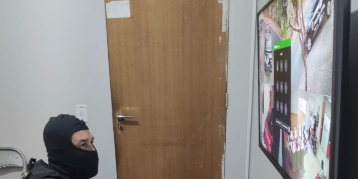 DERCC faz busca em casa de homem que usava fotos de autoridades para criar perfis falsos