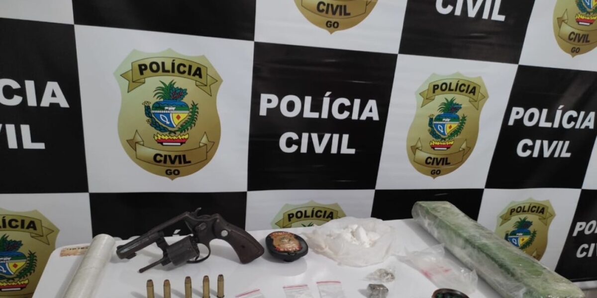 Suspeito de tráfico de drogas é preso em Carmo de Rio Verde; droga estava em mochila de criança de 3 anos