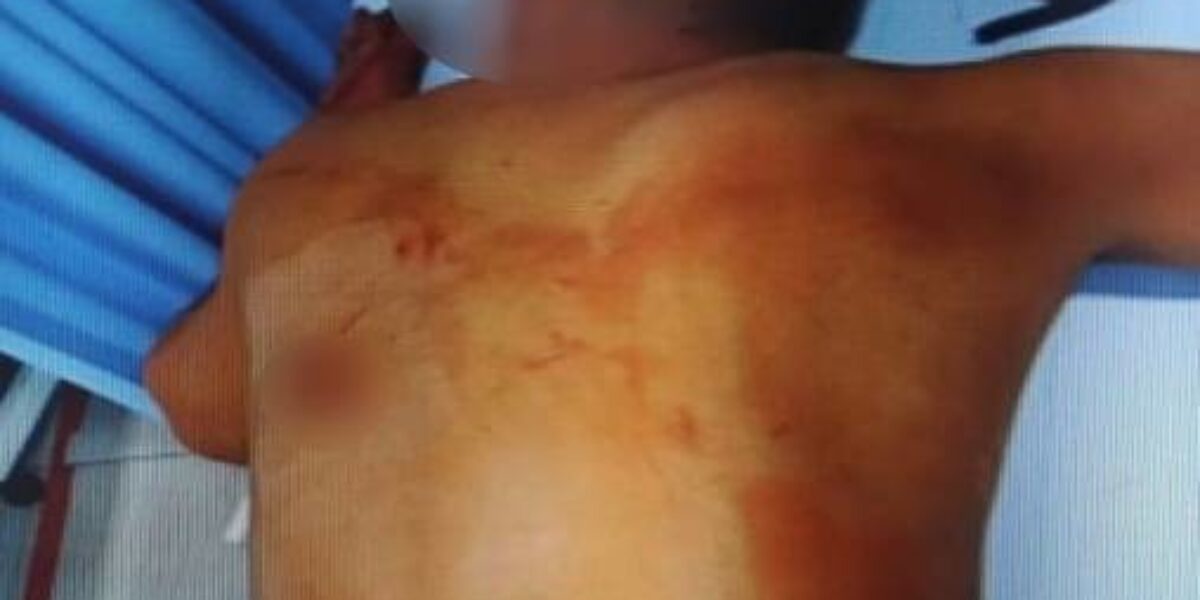 Homem esfaqueia duas pessoas e é preso; polícia procura por outras vítimas