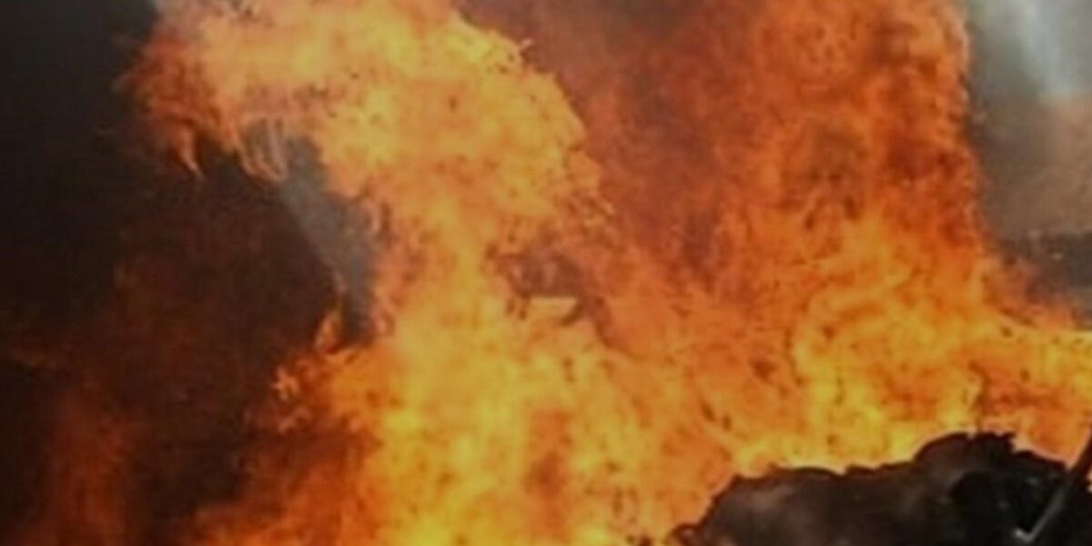 Presa mulher suspeita de causar incêndio e atentar contra a vida de companheiro