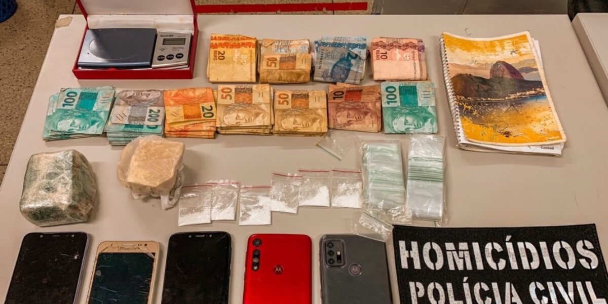 Mãe e filho são presos por tráfico de drogas, em Goiânia