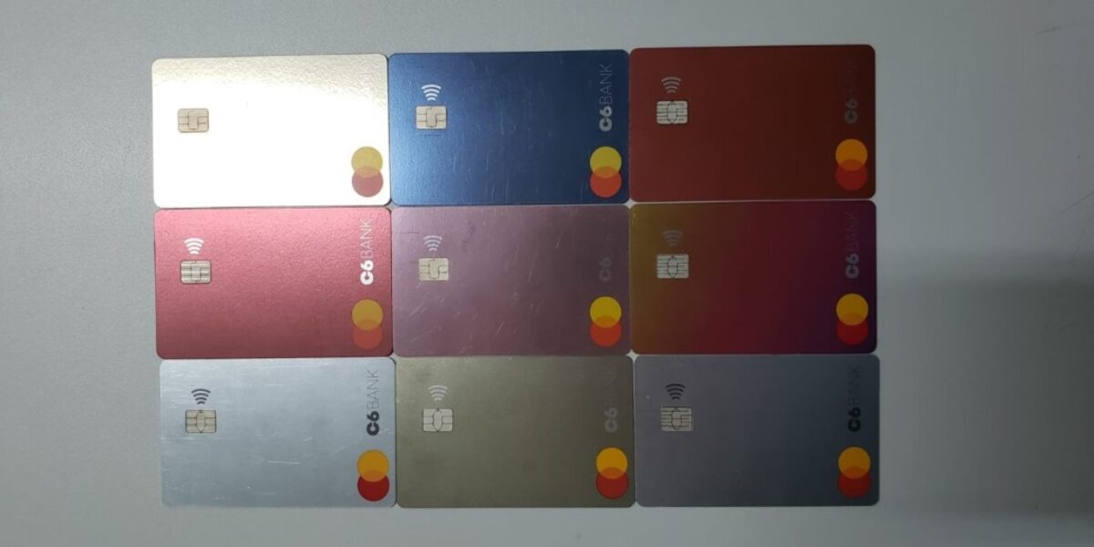 Mulher é presa ao usar dados de clientes para abrir contas bancárias e fazer compras com o dinheiro