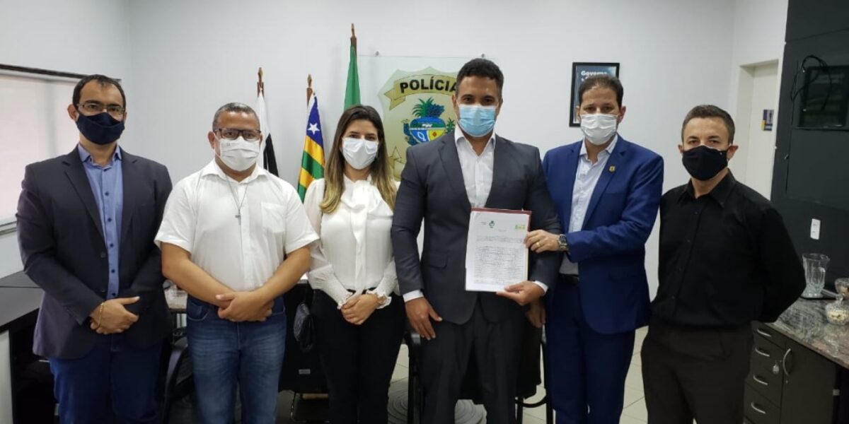 Prefeito de Turvânia apresenta à DGPC projeto da nova delegacia