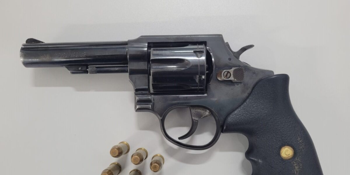 Autor de homicídio é preso com comparsa e arma de fogo