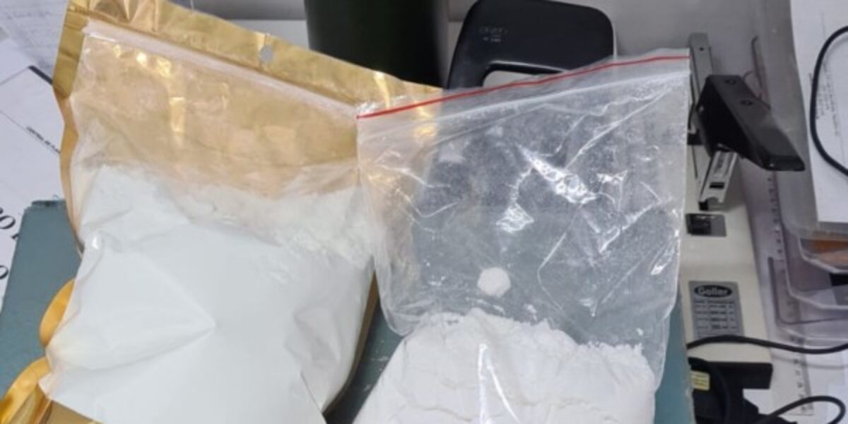 Polícia intercepta pacote de drogas em aeroporto prende suspeito
