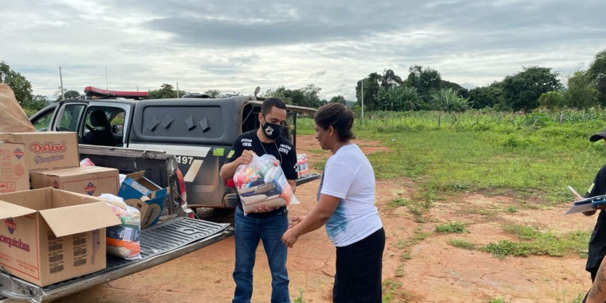 PCGO faz doação de cestas e alimentos para comunidade atingida pelas chuvas, em Cavalcante