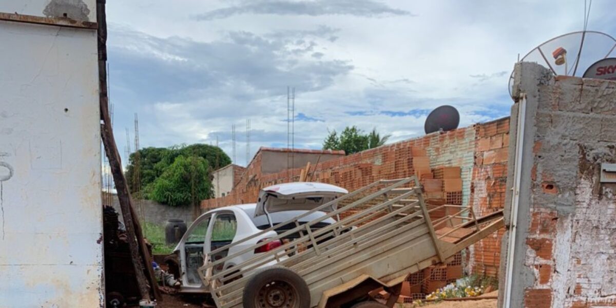 Polícia Civil prende dois em flagrante quando desmanchavam veículo clonado