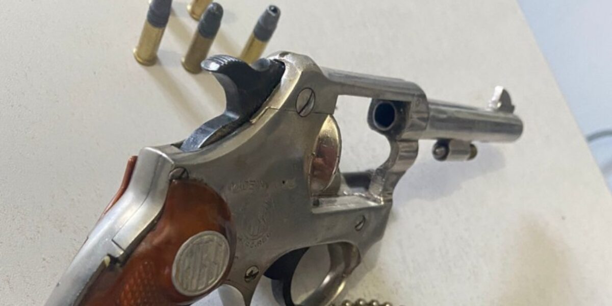 Preso suspeito por posse ilegal de arma, ameaça e agressões à companheira