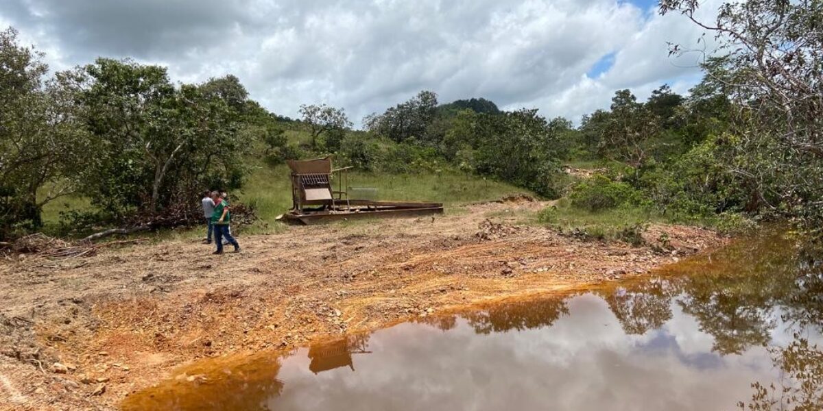 PCGO investiga crime ambiental e prende homem por posse ilegal de arma, em Niquelândia