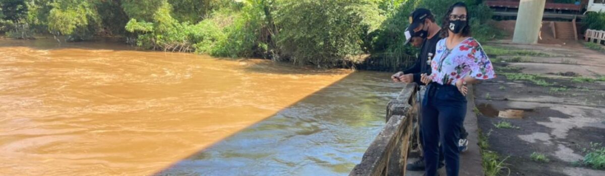 PCGO acompanha retirada de carreta que caiu no Meia Ponte e apura possível dano ambiental