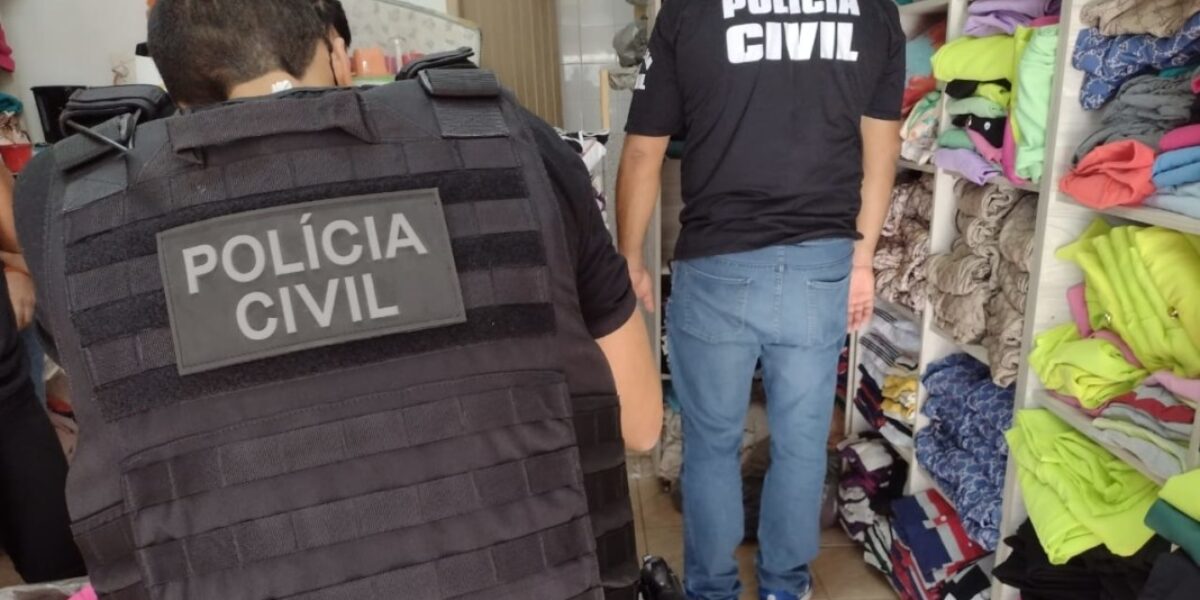 Roupas falsificadas são apreendidas e proprietária encaminhada à delegacia, em Goiânia