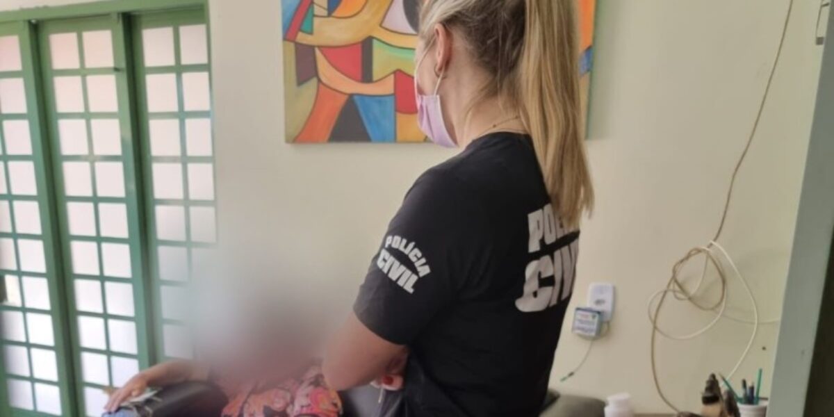 Delegacia do Idoso resgata vítima e prende filho que privava a mãe para manter vício alcoólico