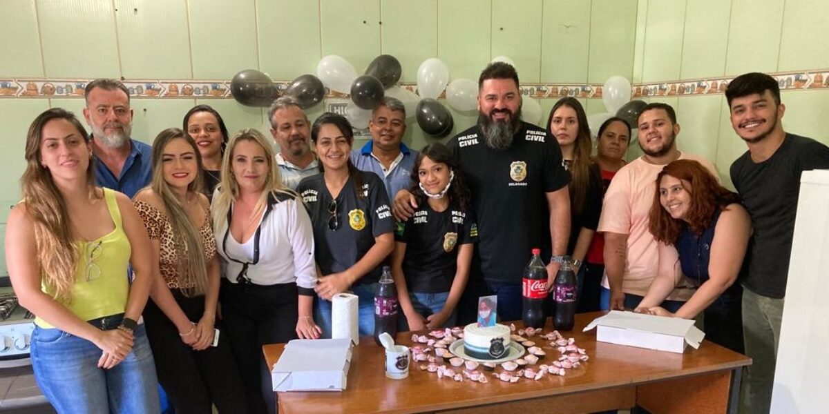 Criança visita Delegacia de Guapó e ganha festa de aniversário