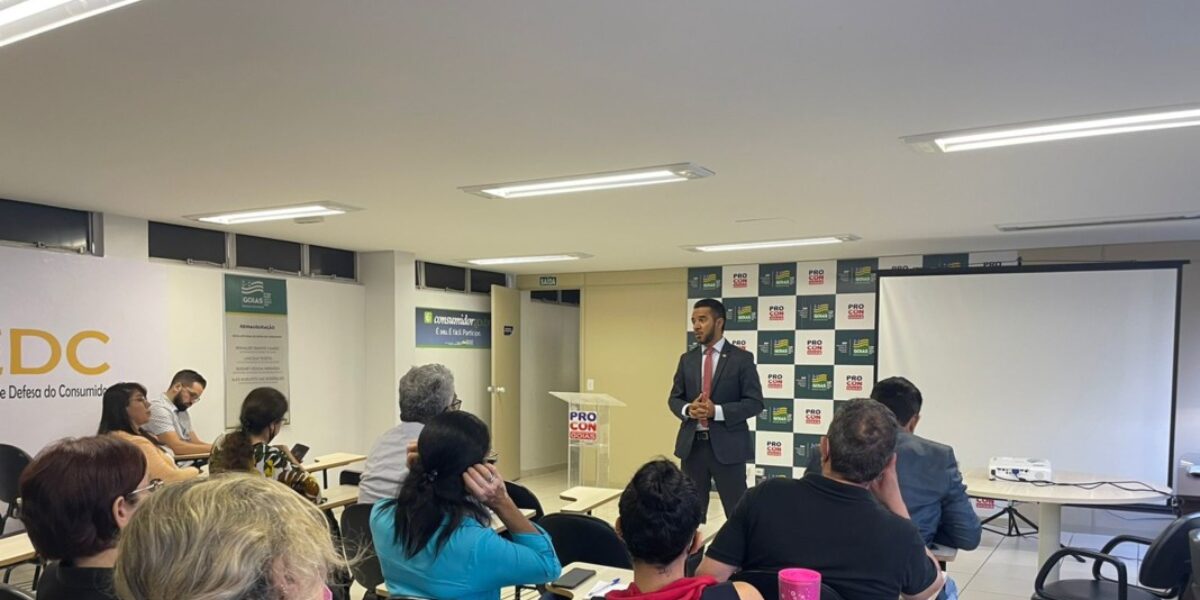 Titular da Decon participa de palestra no Procon GO