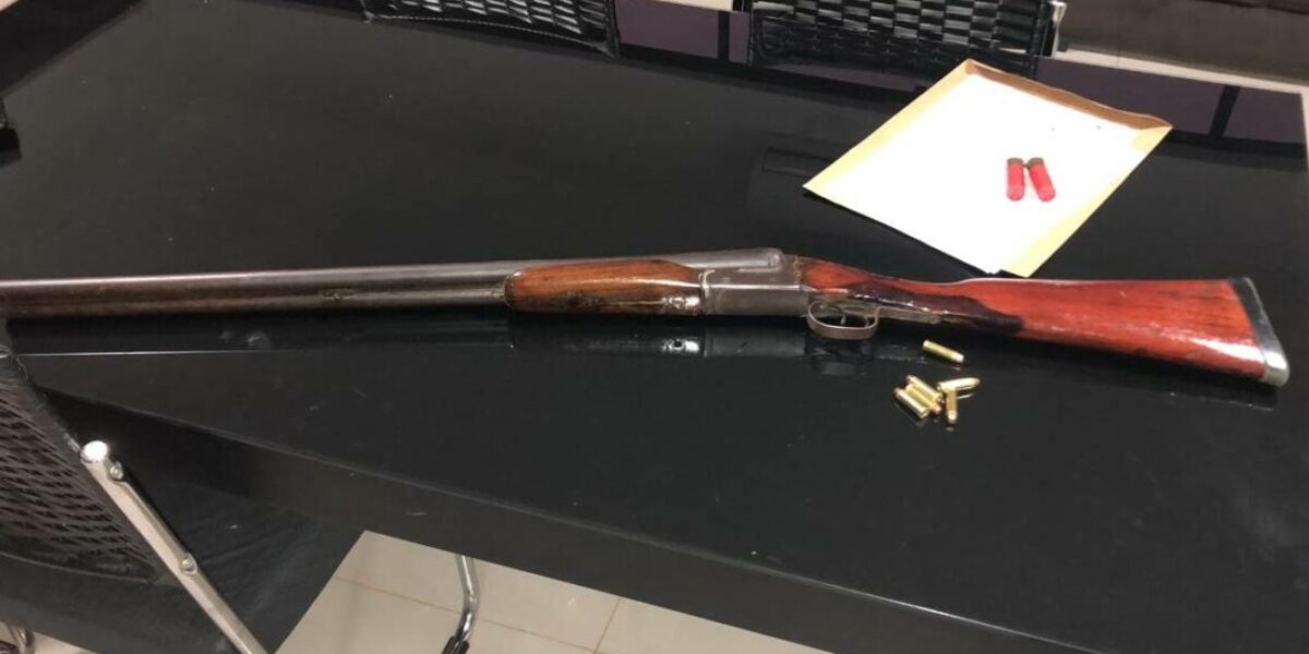 Alvo de mandado de busca é preso em flagrante por posse ilegal de arma de fogo