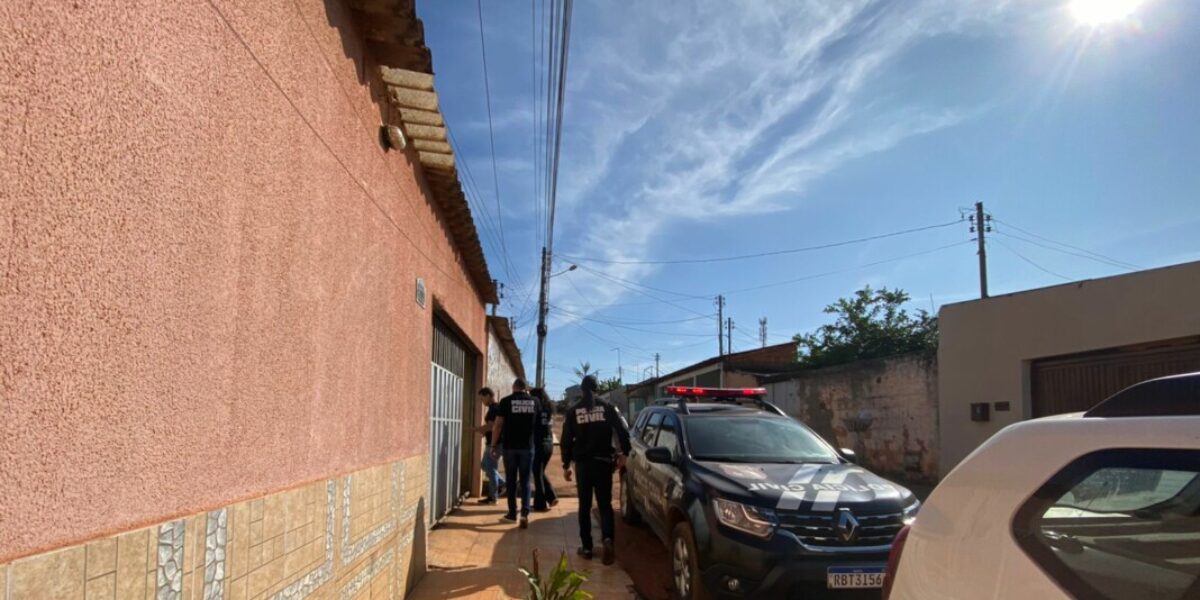 PCGO cumpre mandados de busca e apreensão e localiza jovem com mandado em aberto