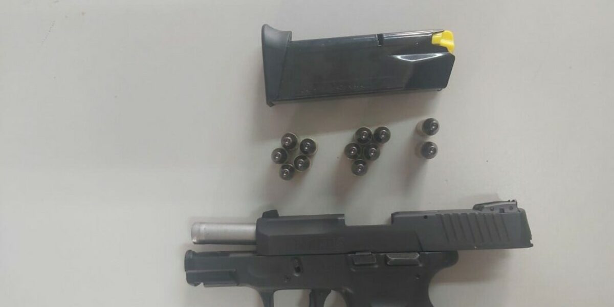 Após disparos de arma em galpão, homem é preso em flagrante