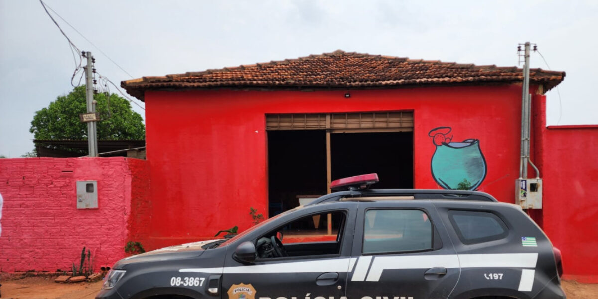 Polícia Civil resgata irmãs gêmeas vítimas de exploração sexual em casa de prostituição, em Jaraguá, e prende proprietária