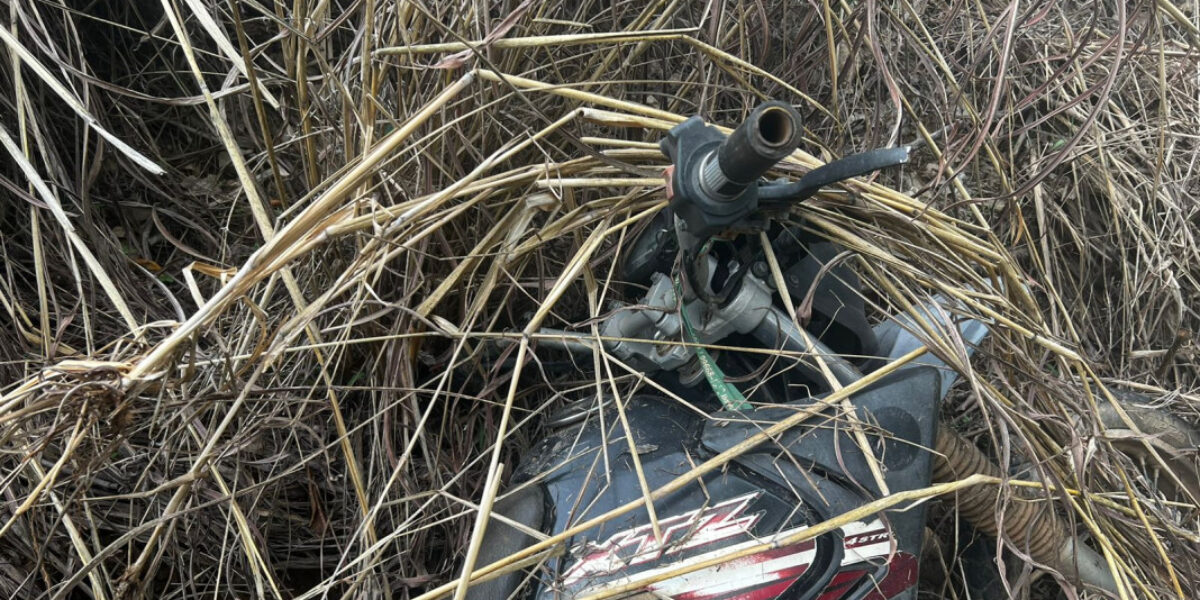 Moto roubada é encontrada escondida em moita, em Iaciara