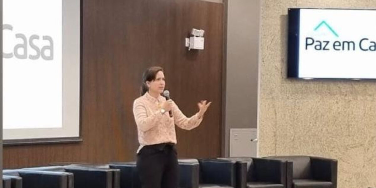 Delegada da PCGO palestra durante campanha 22ª Semana da Justiça pela Paz em Casa