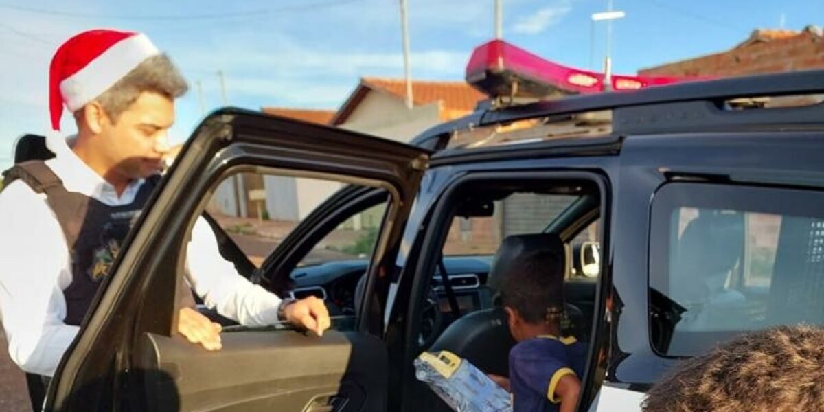 Policiais civis levam brinquedos e guloseimas de natal a crianças de Jataí