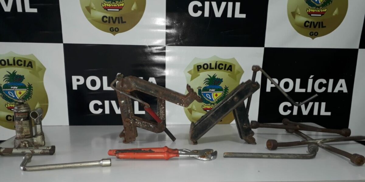 Dupla é flagrada após furtar peças de veículos apreendidos em Jaraguá
