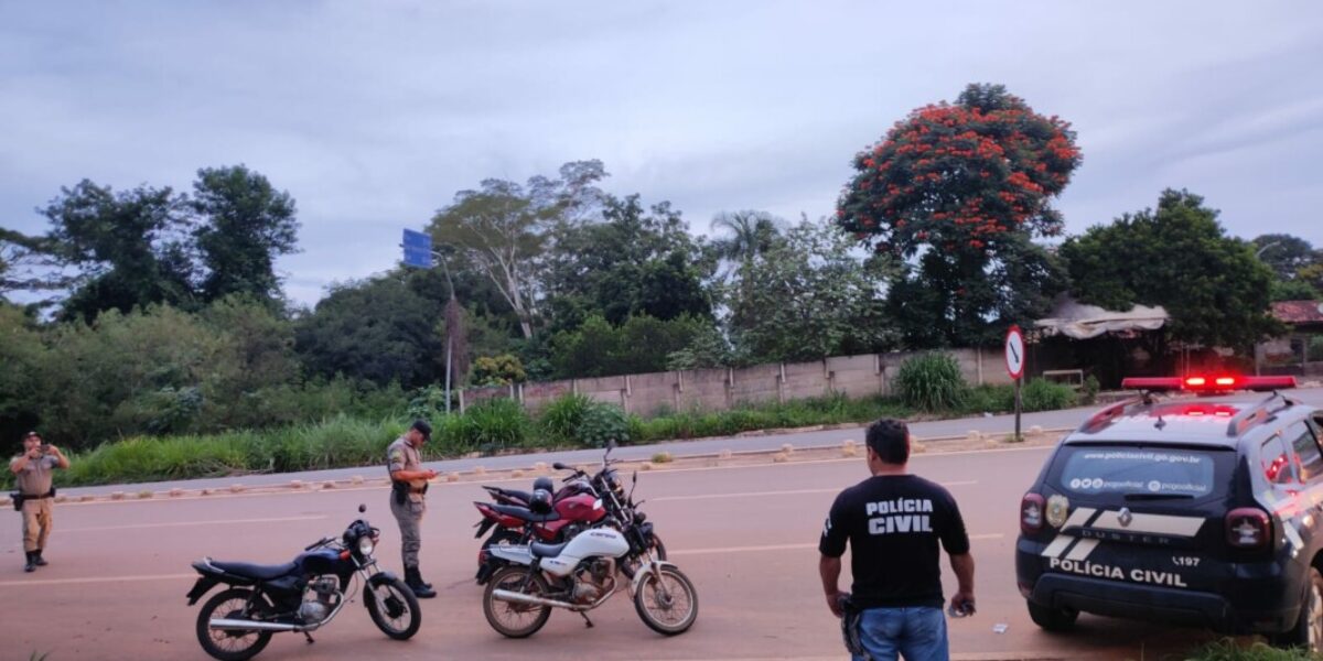 PC e PM recuperam moto furtada após flagar racha em Itapaci