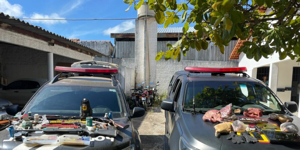 Operação Átria cumpre mandados contra homem em Minaçu para flagrar mulheres despidas e operar comércio ilegal de armas