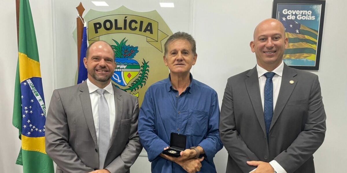 Direção-geral homenageia delegado aposentado Ismael Almeida