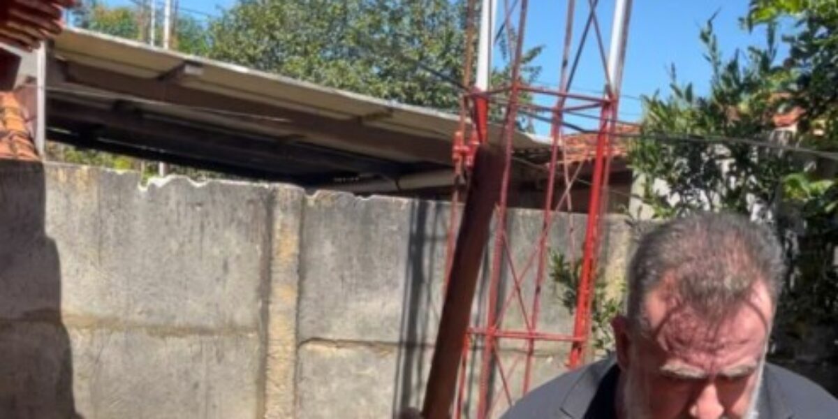 Preso em Guapó homem que tentou matar vizinho com enxada por causa de som auto