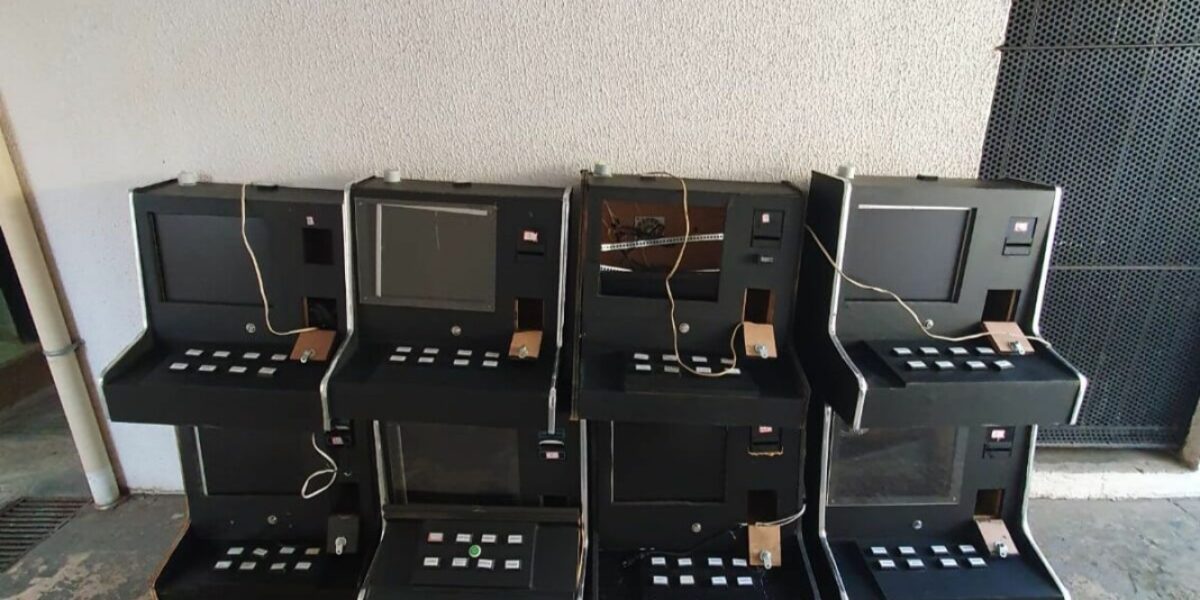 PC apreende oito caça-níqueis no Jd. América e autua proprietárias