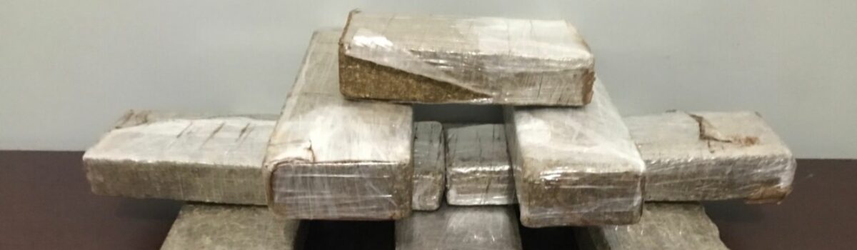 PC e PM prendem envolvidos em tráfico com drogas transportadas no compartimento do motor do carro, em Itapuranga