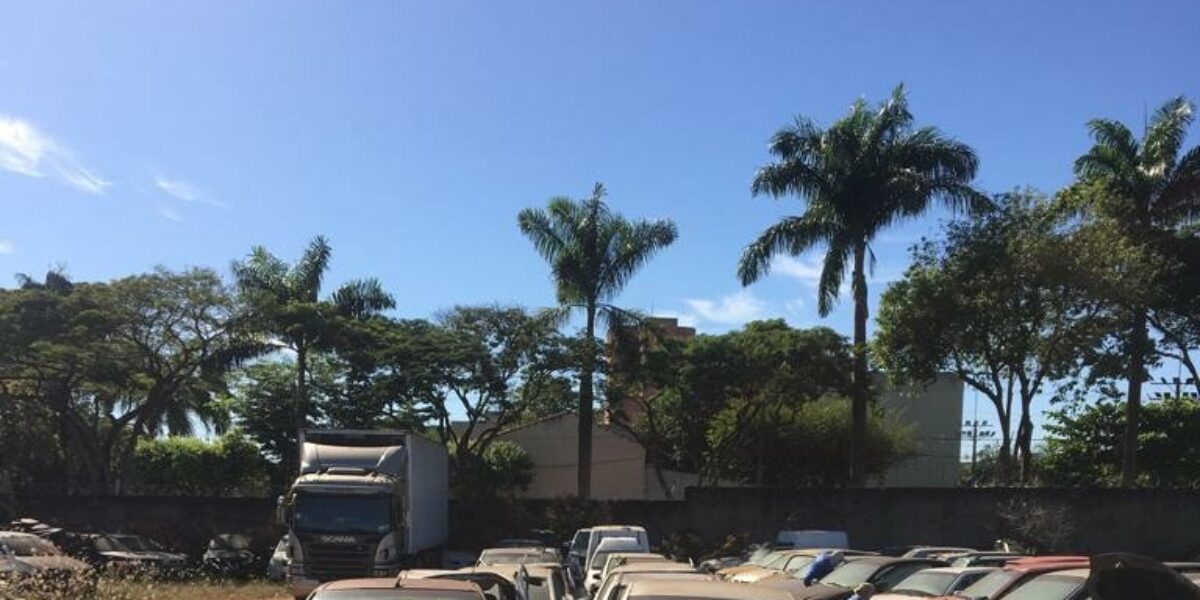 Parceria da PCGO com DETRAN e TJGO resulta na remoção de 140 veículos do pátio da DERFRVA