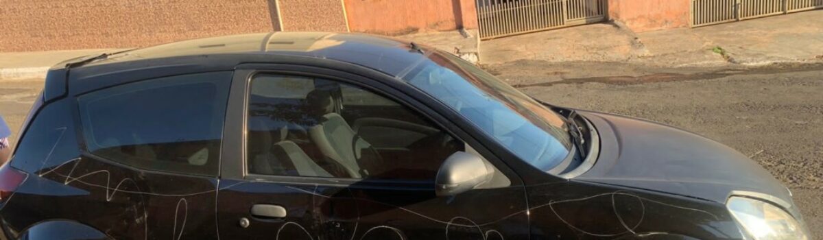PCGO prende homem em flagrante após danificar carro de mãe