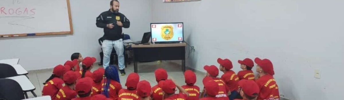 PCGO faz palestra sobre drogas para alunos do projeto Bombeiro Mirim em Jaraguá