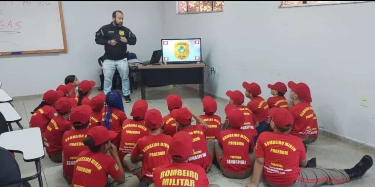 PCGO faz palestra sobre drogas para alunos do projeto Bombeiro Mirim em Jaraguá