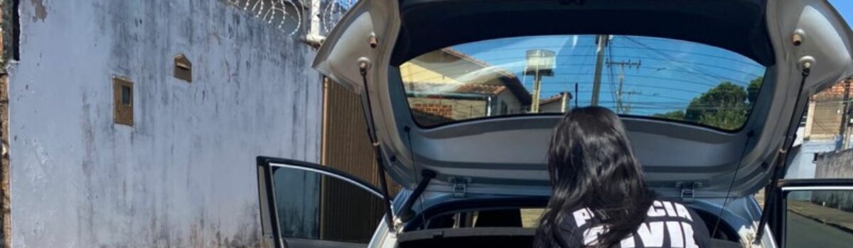 Policiais de Catalão auxiliam vítima de violência doméstica a retirar pertences de casa