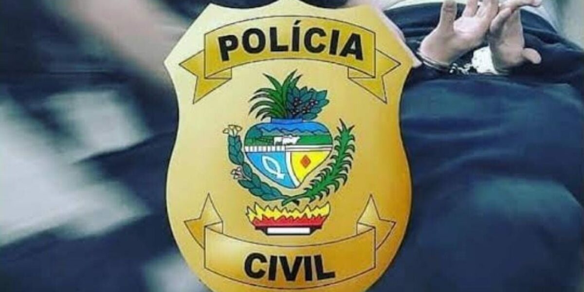 Policiais civis do plantão prendem mulher por roubo de R$ 5 mil da conta de idoso, em Goiânia