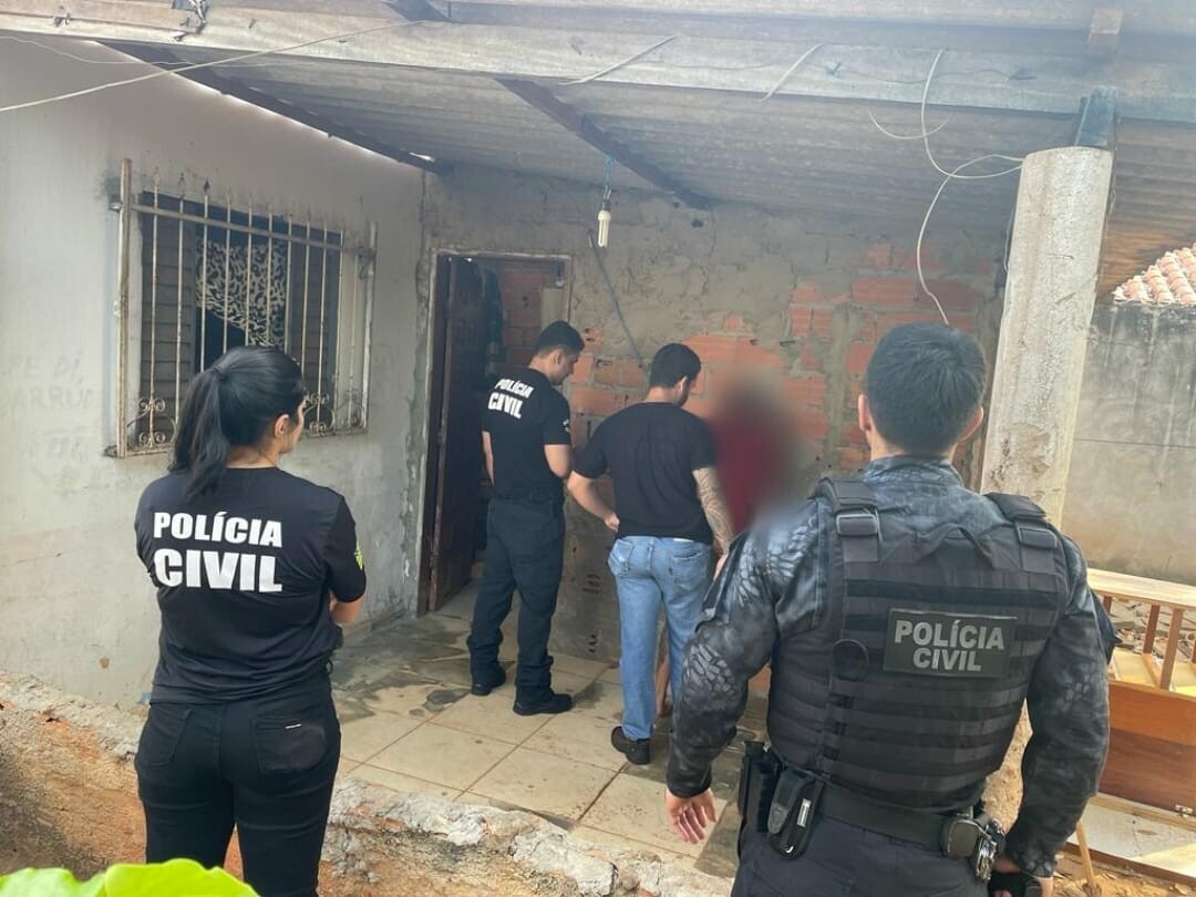 Operação Mãos Dadas: PCGO prende dupla por homicídio e faz buscas em casa de investigado por violência doméstica