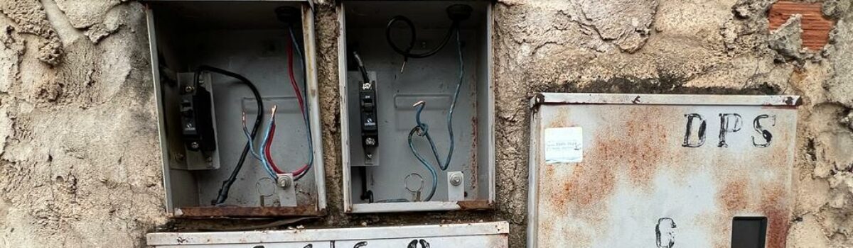 Três pessoas são presas por furto de energia, em Goiânia