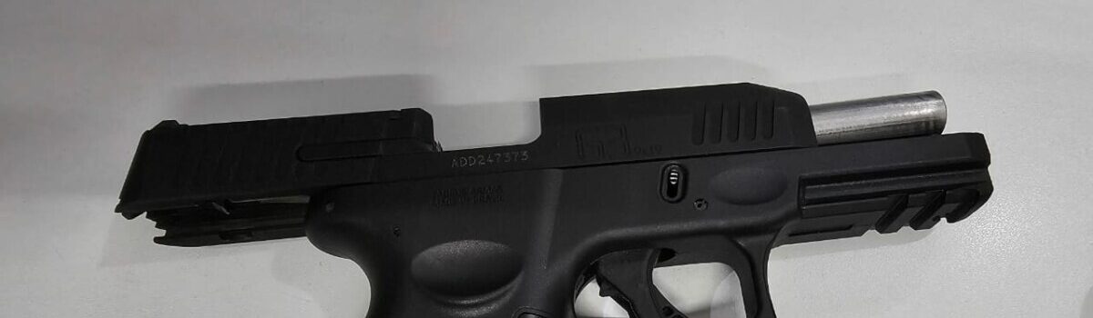Homem é preso por porte ilegal de arma de fogo após ostentar pistola em bar