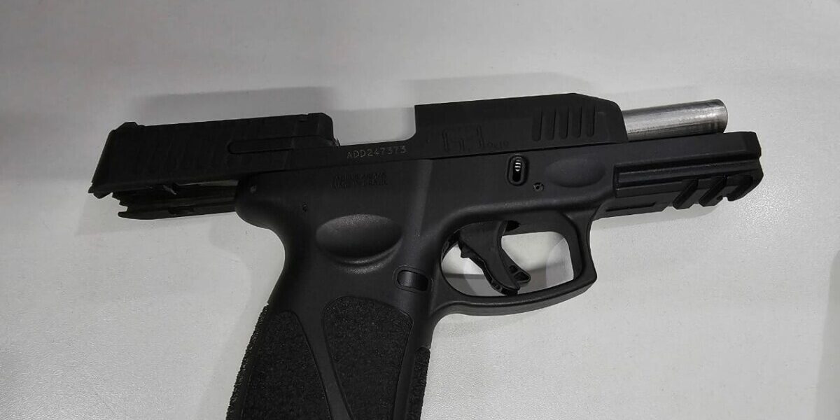 Homem é preso por porte ilegal de arma de fogo após ostentar pistola em bar