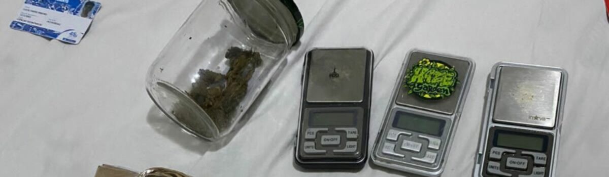 PC prende gerente de banco e namorada por furtar quase R$ 100 mil de correntistas de agência em Anápolis