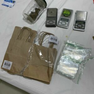 PC prende gerente de banco e namorada por furtar quase R$ 100 mil de correntistas de agência em Anápolis