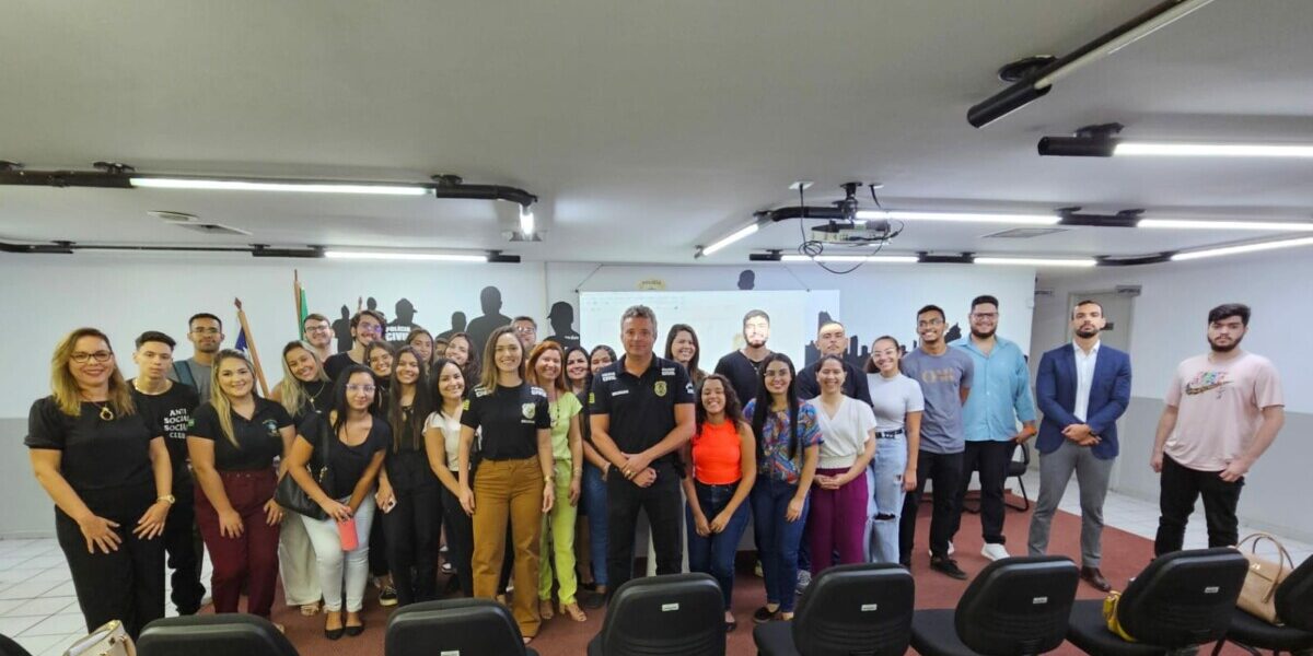 PCGO recebe alunos de direito em palestra educativa na Decon