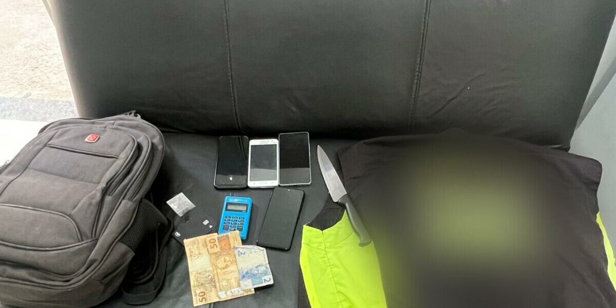 Homem é preso por roubar celulares em transporte coletivo