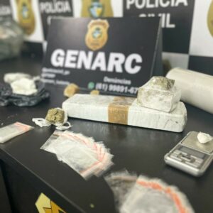 Mãe e filho são presos com droga escondida em sacola de brinquedos