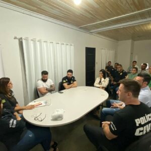 PCGO realiza visita à 13ª DRP e homenageia delegada
