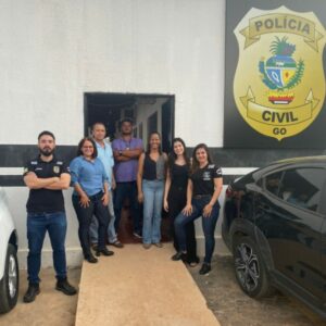 PCGO realiza visita à 13ª DRP e homenageia delegada