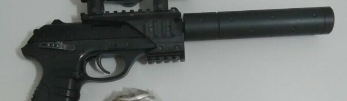 Homem é preso por tráfico de drogas após usar arma de airsoft para ameaçar vítima